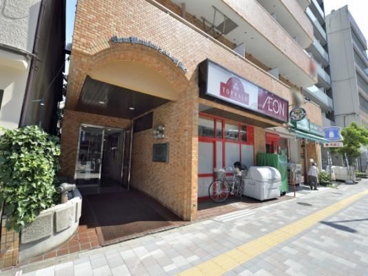 ライオンズマンション千駄木第２5｜エントランス横には「まいばすけっと千駄木3丁目店」があり便利です。