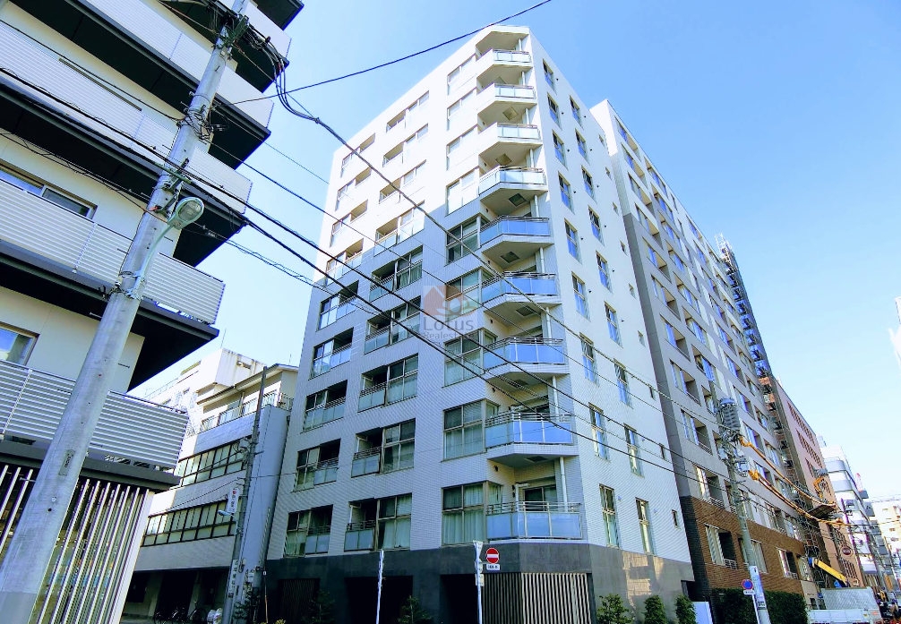 ロジュマンジャンティ人形町は地上10階建で、白とグレーの外壁が交互に配されたデザインになっています。角にはガラス手すりのバルコニーが並び、通りに面したファサードに立体感を与えています。低層部には黒系の壁面が取り入れられ、街並みに落ち着いた印象をもたらしています。ロジュマンジャンティ人形町は、平成24年築、10階建てのマンションです。