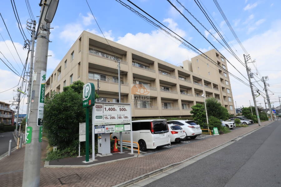 パークホームズ世田谷梅丘外観4｜南側には駐車場があります。道路の拡幅に備えているため建物を建てていないようですね。