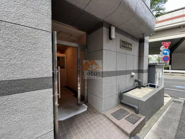 マンション第１明大前エントランス２｜エントランスは、シンプルな落ち着いたグレーのタイル仕上げです。