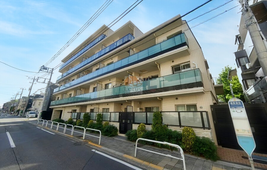 街路に面して端正な水平ラインが連なる外観です。祐天寺駅徒歩12分の住宅街に調和する落ち着いた佇まいといえます。