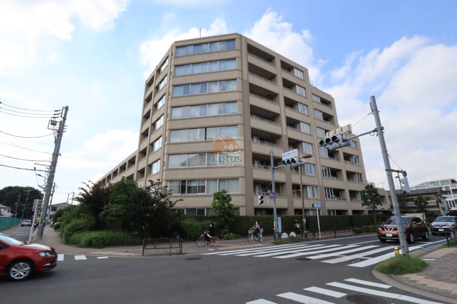 パークホームズ世田谷梅丘外観2｜区役所西通りの国士舘大学北交差点前の角地に立地します。