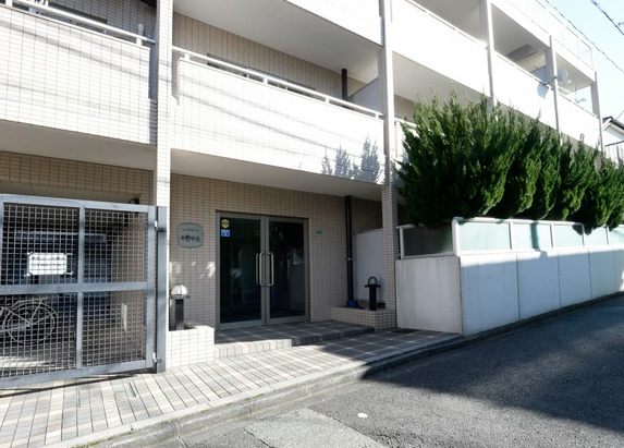 サンピア中野中央エントランス１｜周辺は閑静な儒環境です。