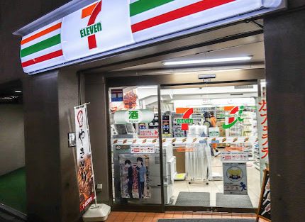 セブン-イレブン 新宿４丁目明治通り店｜1階に「セブン-イレブン 新宿４丁目明治通り店」が入ってます。