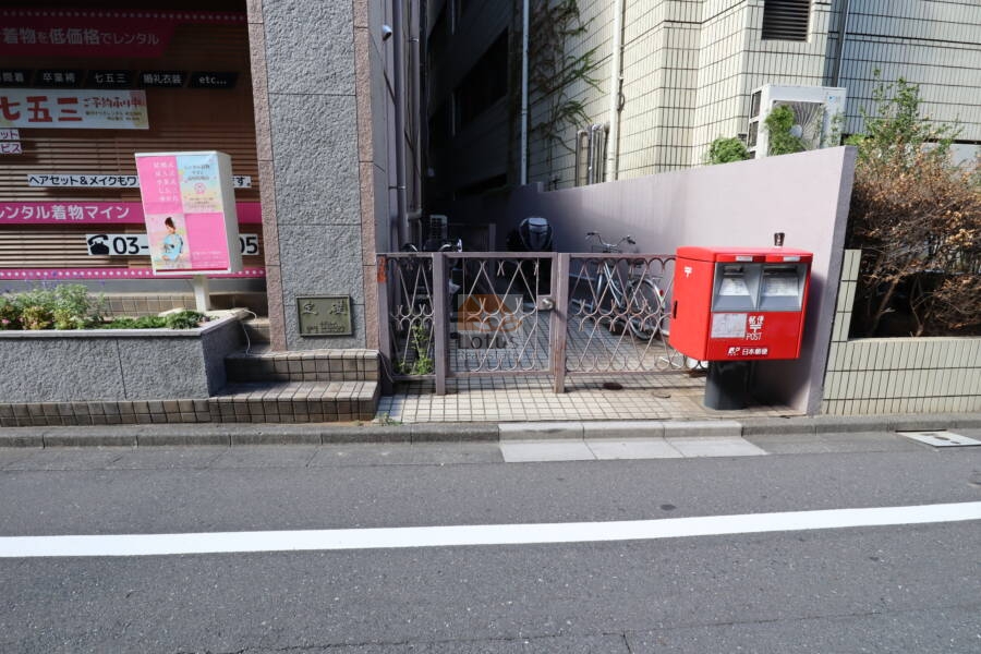 レジョンド諏訪共用部3｜エントランスの隣には便利な「新宿諏訪町郵便局」が位置しています。