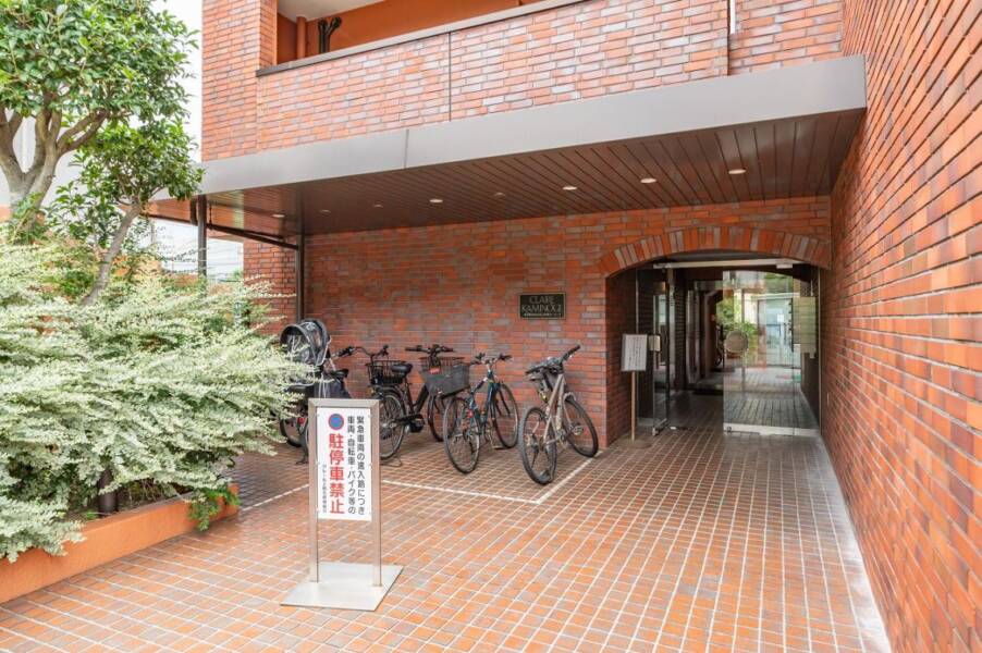 クレール上野毛エントランス１｜エントランスの前には、自転車置き場があります。