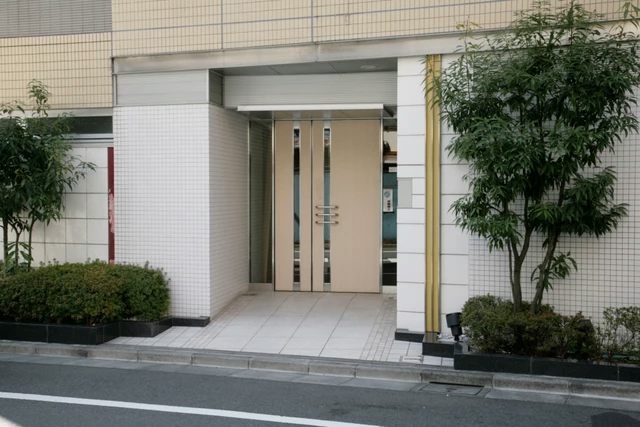 アスコットパーク日本橋浜町エントランス３｜都営新宿線「浜町」駅から徒歩3分です。