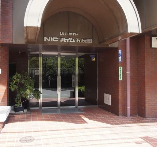 ニックハイム五反田エントランス２｜目黒川に面した立地です。