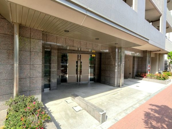 レーベンハイム町屋フォルシエーロエントランス｜明治通り沿いに立地します。