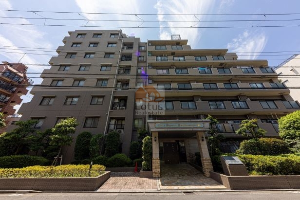 ライオンズマンション西葛西中央通りの外観。9階建の整ったファサードと植栽が、街並みに溶け込む落ち着いた印象の中規模マンションです。ライオンズマンション西葛西中央通りは平成12年築、9階建てのマンションです。