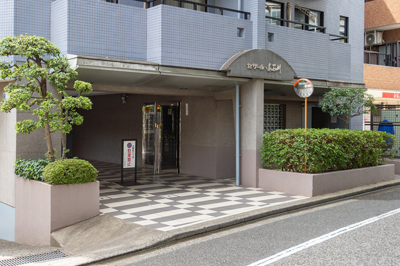 セザール小石川エントランス２｜善光寺坂沿いに立地します。