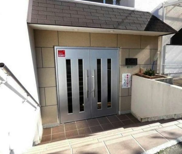 尾山台ヒミコマンションエントランス３｜エレベーターはありません。