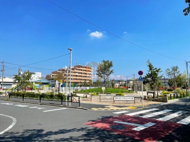 東新小岩二丁目かがやき公園｜マンション前には「東新小岩二丁目かがやき公園」があり、日当たり良好です。