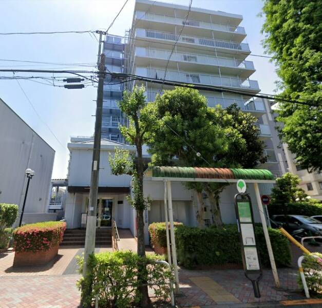 ネオコーポ町屋外観３｜バス停が目の前にあります。