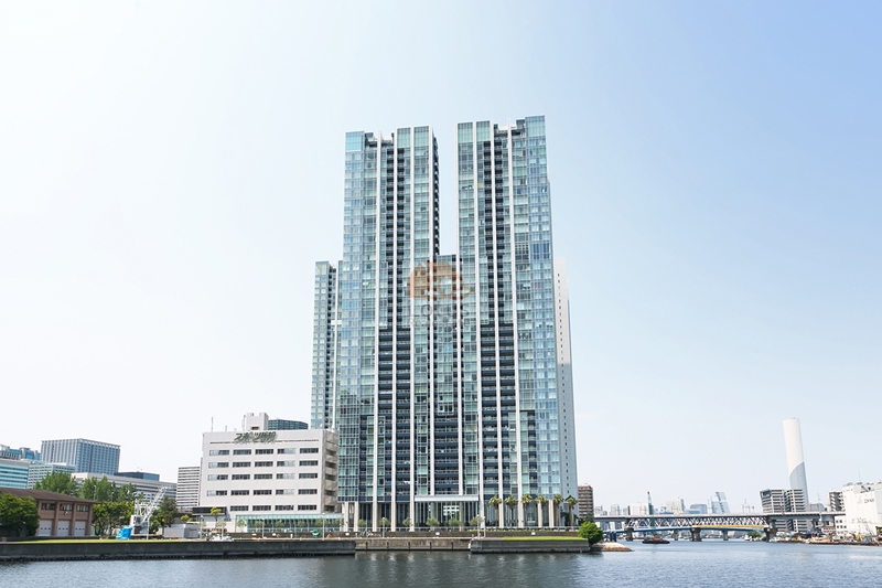 ワールドシティタワーズは平成18年築、京浜運河沿いにそびえる42階建のタワーは、都市と水辺の景観を両立するランドマーク。爽快な眺望が期待できる立地です。