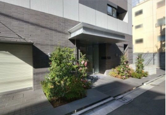 レフィール神保町エントランス１｜半蔵門線他「神保町」駅から徒歩2分の好立地です。