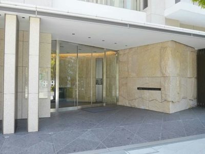 ブリリアザタワー東京八重洲アベニューエントランス１｜コンシェルサービスがあります。