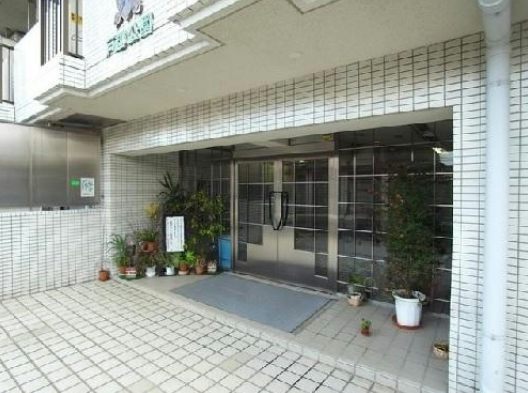 キャッスルマンション戸越公園エントランス１｜東急大井町線「戸越公園」駅、都営浅草線他「中延」駅などが利用可です。