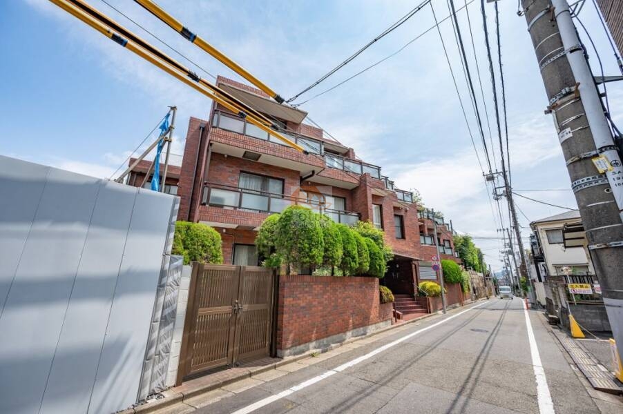 シャンボール代々木上原外観２｜シャンボール代々木上原は、昭和53年築、3階建のマンションです。