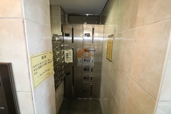 ランド・メディウス王子神谷共用部１｜宅配ボックスも設置されており、不在時にも荷物の受け取りできます。
