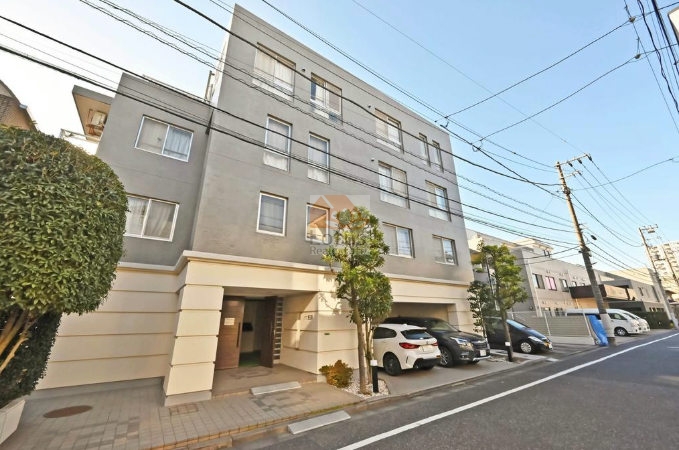 落ち着いた住宅地に立つ外観は第一種低層住居専用地域らしい控えめな佇まいです。練馬駅行きバス停「豊玉南住宅」徒歩3分や「野方駅」徒歩12分の距離感が日々の移動を軽くしてくれます。車の往来音がやわらかく届く程度の道路幅で、周辺の戸建と並ぶ穏やかな表情がこの場所のリズムを作っている印象です。オートロックを備えた建物としてはサイズ感がちょうどよく、ペット飼育可の暮らしにも無理がない立地といえます。ハウス豊玉南は、平成6年築、4階建てのマンションです。