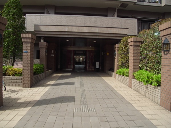 ソルフェスタ赤羽｜エントランスアプローチは、広くて安心感のある造りになっています