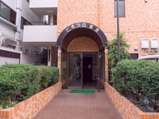 ビオラ日暮里エントランス１｜日暮里繊維街から徒歩1分の路地に立地します。
