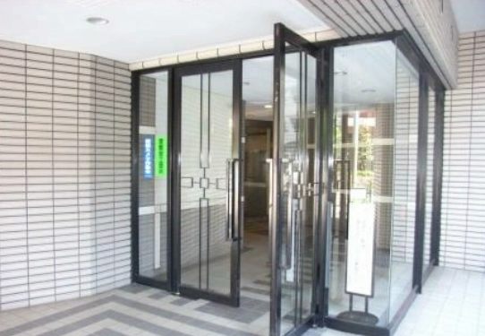 アクシルコート大井仙台坂エントランス４｜オートロック付き、宅配ボックスもあります。
