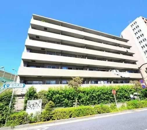 エンゼルパークサイド飛鳥山は平成13年築、7階建てのマンションです。