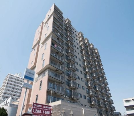 高円寺サンハイツ外観3｜高円寺サンハイツは昭和48年築、15階建てのマンションです。