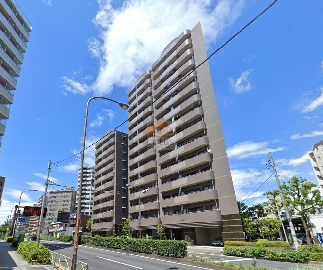 大山ダイカンプラザの外観。川越街道沿いに整然と並ぶ全2棟構成で、スタイリッシュな縦ラインが印象的な外観。南西向き住戸中心で日照にも配慮された設計です。大山ダイカンプラザは、平成7年築、14階建てのマンションです。