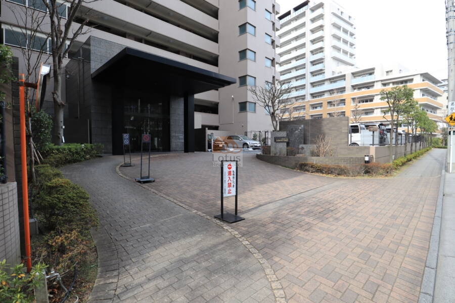 コスモシティ東京イーストエントランス1｜車止めのあるエントランスアプローチです。