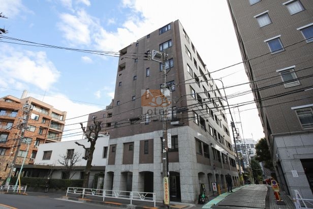 代官山駅徒歩5分の立地に立つ、落ち着いた色調の外観です。道路沿いに連なる開口部が街並みに自然に溶け込み、都市的な距離感を保っています。