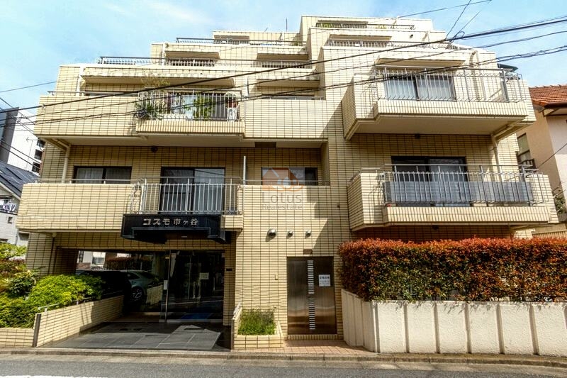 コスモ市ヶ谷外観2｜コスモ市ヶ谷は牛込柳町駅から徒歩2分、明るいベージュのタイル張りの外観です。