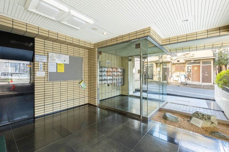 コスモ市ヶ谷エントランスホール｜エントランスは明るいガラス張りです。