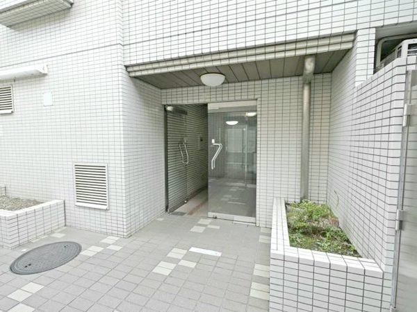 桜新町アムフラットエントランス３｜エントランスオートロック完備で安心です。