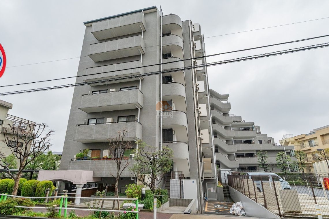 藤和シティホームズ志村城山は、平成9年築、10階建てのマンションです。高台に位置し、開放感のある住戸配置が魅力です。