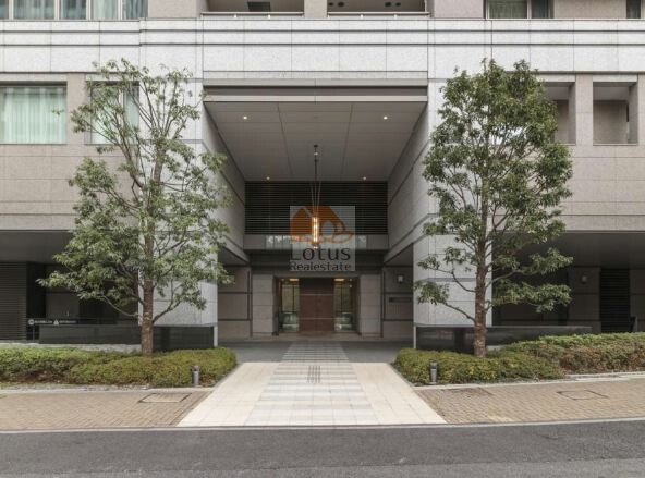 ザ・レジデンス三田エントランス｜大使館が建ち並ぶ一角に立地します。