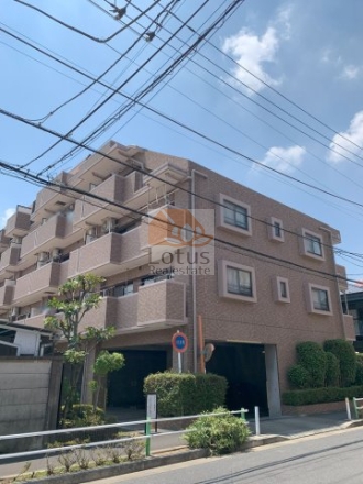 東南向きの外観で、明るいタイル張りの壁、青空の下で建物全体がのびやかに映り、帰宅時にも安心できる雰囲気を感じます。ライオンズマンション西高島平溝下公園壱番館は、平成10年築、5階建てのマンションです。