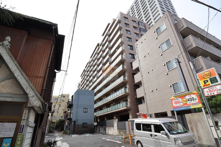 フラッツ北千住外観2｜フラッツ北千住は平成７年築、12階建てのマンションです。