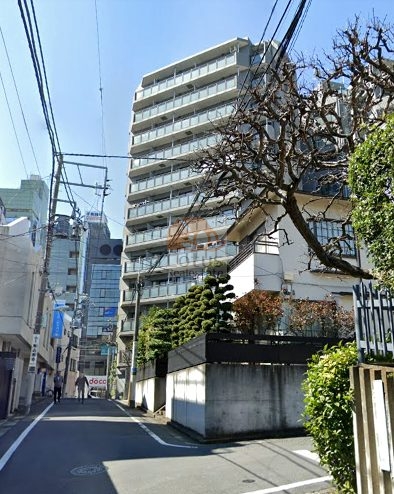 藤和シティホームズ駒込までは、駒込駅の北口からは徒歩2分ですが、東口からだと徒歩5分ほどです。東口をでるとすぐに幅の狭い商店街があり、路地の先には藤和シティホームズ駒込がみえてきます。藤和シティホームズ駒込は平成9年築、12階建てのマンションです。