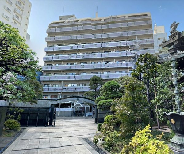 入谷サンハイツ外観１｜入谷サンハイツは日比谷線「入谷」駅から徒歩1分、昭和通りから一歩入った立地です。目の前に正覚寺があります。