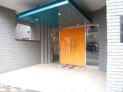 グランドパーク恵比寿センシュアス_エントランス1｜明治通りに面した立地です。