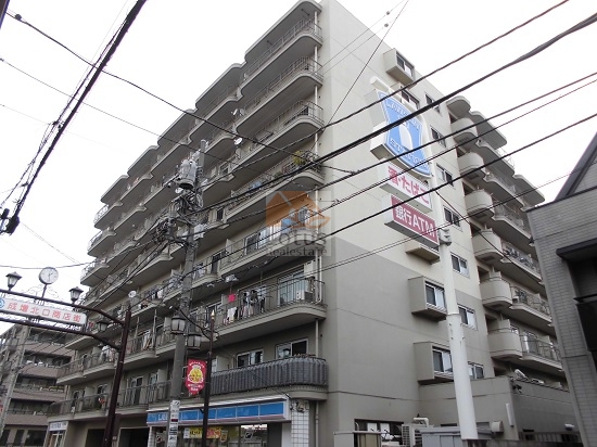アドミレー成増の外観：8階建てSRC造の建物で、1階にはローソンが入居し、通勤・帰宅時の買い物にも便利。アドミレー成増は、昭和50年築、8階建てのマンションです。