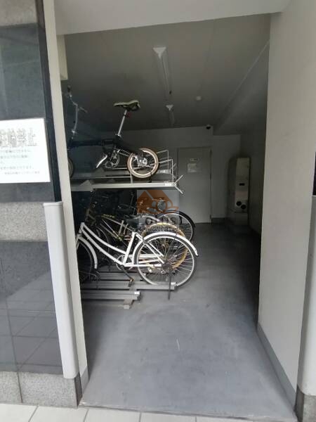 プレイス浅草橋共用部 (3)｜エントランスの隣には駐輪スペースがあります。