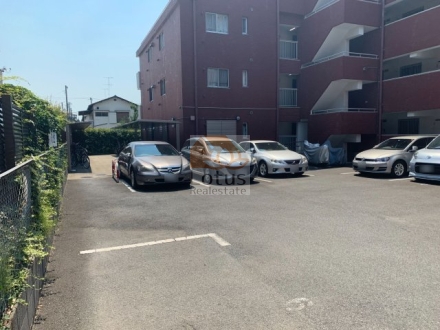ライオンズマンション玉堤駐車場｜駐車場は建物脇に設けられ、舗装された平置きタイプ。車の出し入れもしやすいレイアウトです。