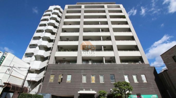 若松河田駅徒歩1分という距離感が日常の移動を軽くし、商業地域の密度の中でも風が抜ける瞬間があります。外観は端正な13階建で、東京女子医科大学病院が徒歩2分という位置関係から、医療・教育・居住が交わる立地の合理性を感じやすい構成です。ライフ若松河田駅前店徒歩1分という生活動線の短さも暮らしの軸を整えます。パークホームズ新宿若松町は、平成15年築、13階建てのマンションです。