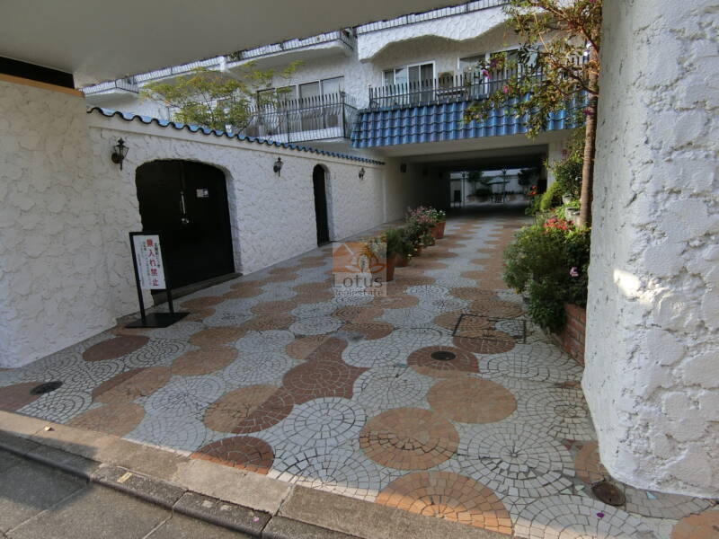 秀和参宮橋レジデンス外観・共用部10｜奥行きのあるアプローチです。