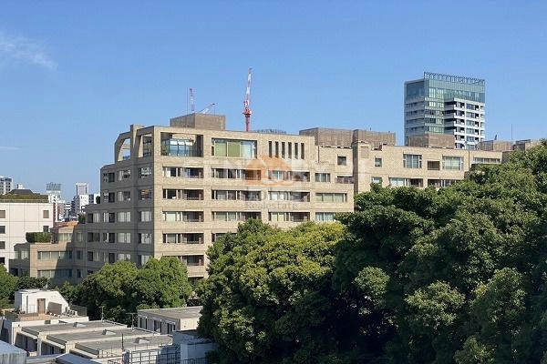 ザ・ハウス南麻布外観２｜落ち着いた色調のベージュ系で、堅実で洗練されたデザインの建物です。