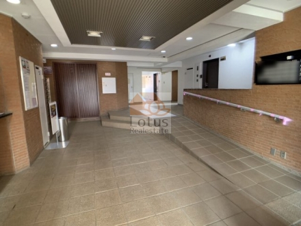 ライオンズマンション玉堤エントランス１｜共用部には、段差のないスロープが備わっています。日々の出入りにも安心です。
